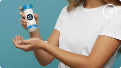 Mujer sosteniendo un envase de tratamiento Narma, representativo de la Terapia de Reemplazo Hormonal.