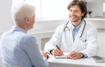 Médica especialista de Narma realizando una evaluación personalizada a una paciente en consulta