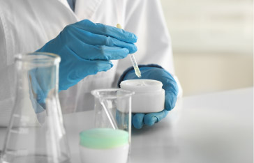 Profesional del área de salud de Narma preparando fórmulas magistrales personalizadas en un laboratorio clínico