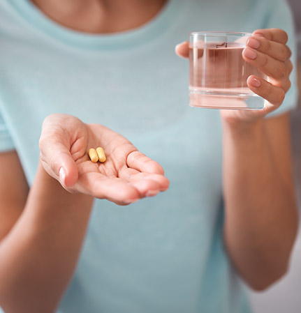 Persona tomando medicamento pastillas narma