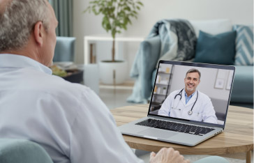 Especialista de salud de Narma brindando asesoría terapéutica online a través de una plataforma de telemedicina