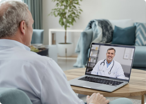 Paciente masculino en una videollamada de telemedicina con un doctor especialista de Narma